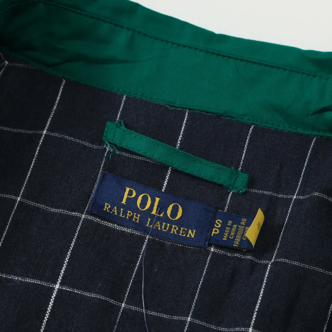 P350 #R25 Ralph Lauren/Ralph Lauren classic unisex old cadre zipper jacket RL12168 Same style as Yi Mengling Item number: RL12168 Recommended by many fashion bloggers, the Harrington jacket's lapel zipper windproof design perfectly blends casual style with street trend elements, making it very suitable for neutral wear. The fabric texture of the jacket is excellent and comfortable to wear. It is a very versatile and trendy jacket. Original development, 100% pure cotton fabric, exquisite embroidery, evergreen style for all seasons, feel free to buy it, retro will never go out of style!  Color: Khaki Black Navy Dark Green Brown Size: S/M/L/XL Length: 68/70/72/74 Bust: 128/132/136/140 Shoulder Width: 52/53/54/55